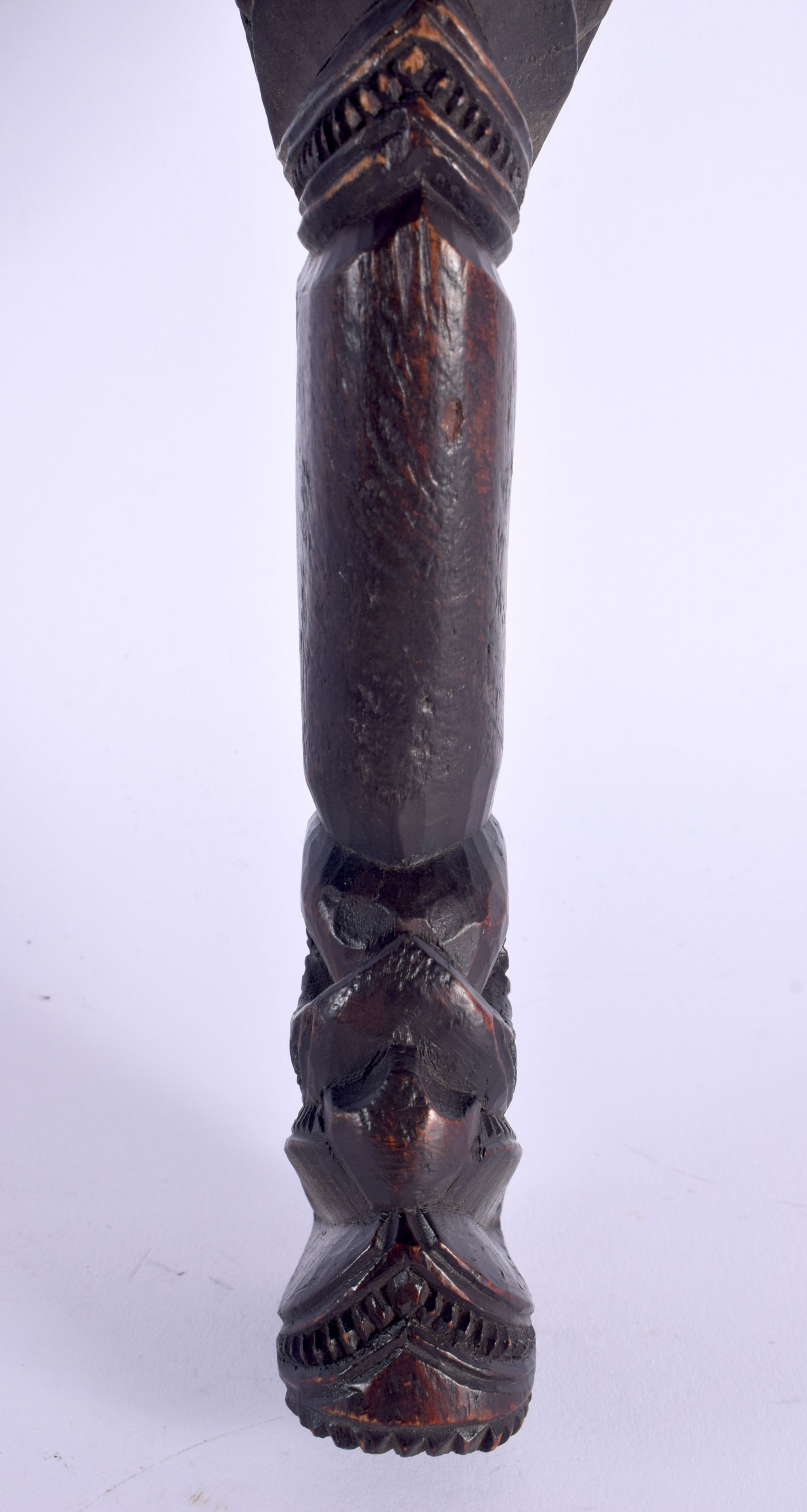 AN UNUSUAL EARLY 20TH CENTURY MAORI TRIBAL NEW ZEALAND CARVED WOOD CLUB possibly a Wahaiki, with fla - Image 4 of 22