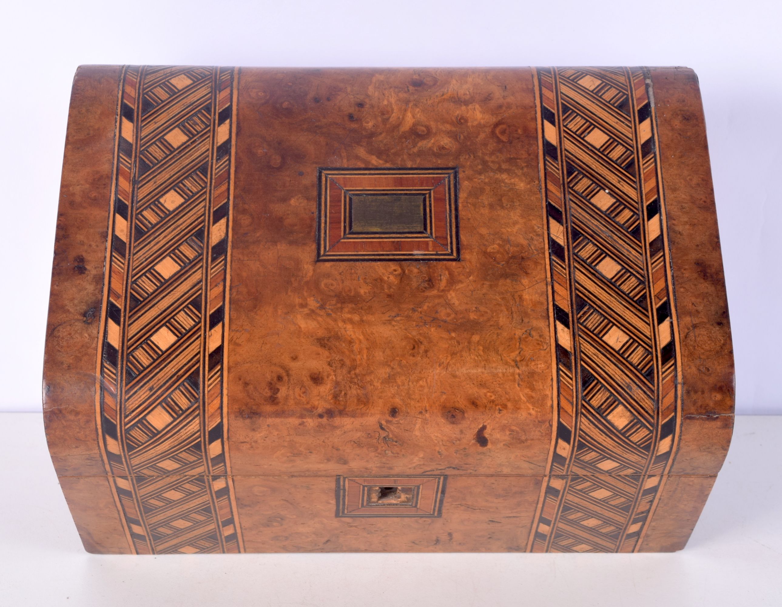 A burr wood and inlaid box with a central unmarked brass plaque. 12 x 25 x 17cm. - Bild 4 aus 5