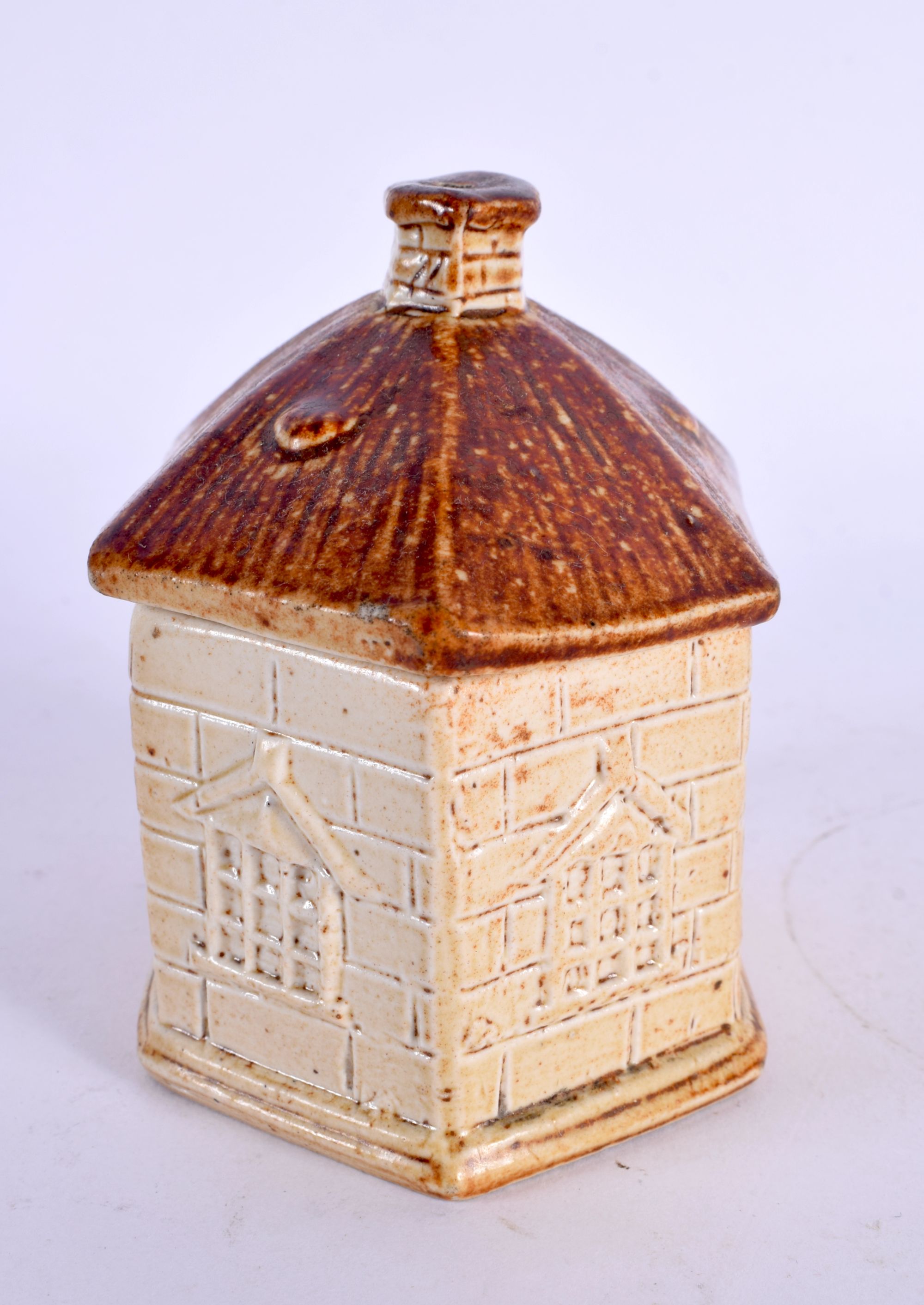 A RARE 19TH CENTURY ENGLISH SALT GLAZED BOX AND COVER formed as a house. 11 cm x 9 cm. - Bild 2 aus 5