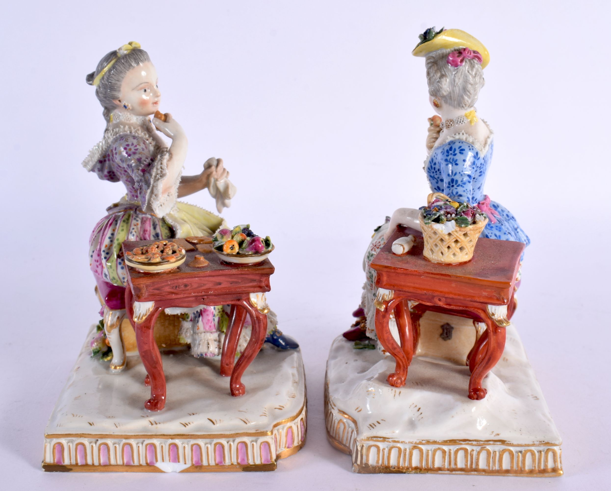 A PAIR OF 19TH CENTURY GERMAN MEISSEN PORCELAIN FIGURAL GROUPS modelled beside a table. 14 cm x 11 c - Bild 3 aus 5