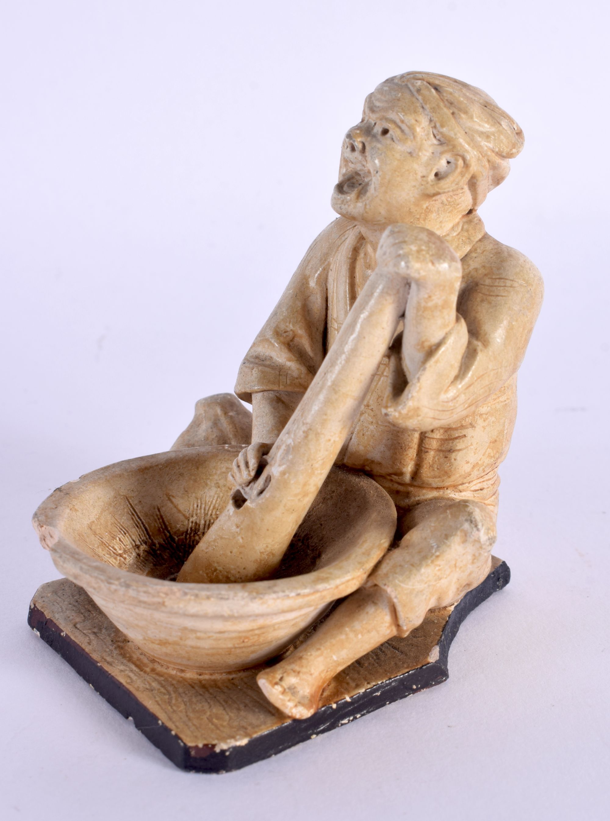 A LATE 19TH CENTURY JAPANESE MEIJI PERIOD POTTERY FIGURE OF A MALE modelled washing clothes. 7 cm x - Bild 2 aus 4