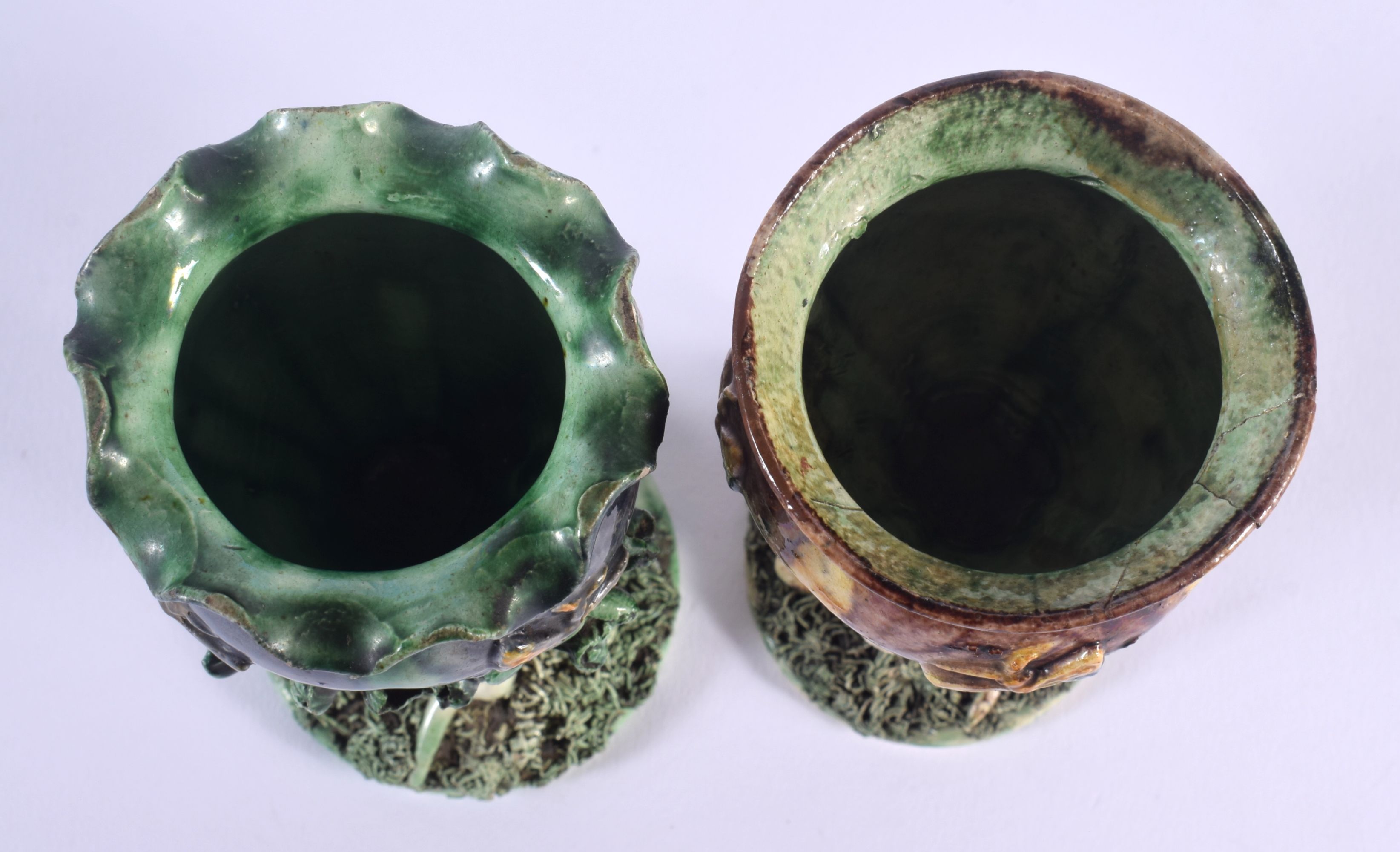 A RARE PAIR OF ANTIQUE PORTUGUESE MAFFA MINIATURE MAJOLICA PLANTERS of naturalistic form. 13.5 cm hi - Bild 3 aus 4