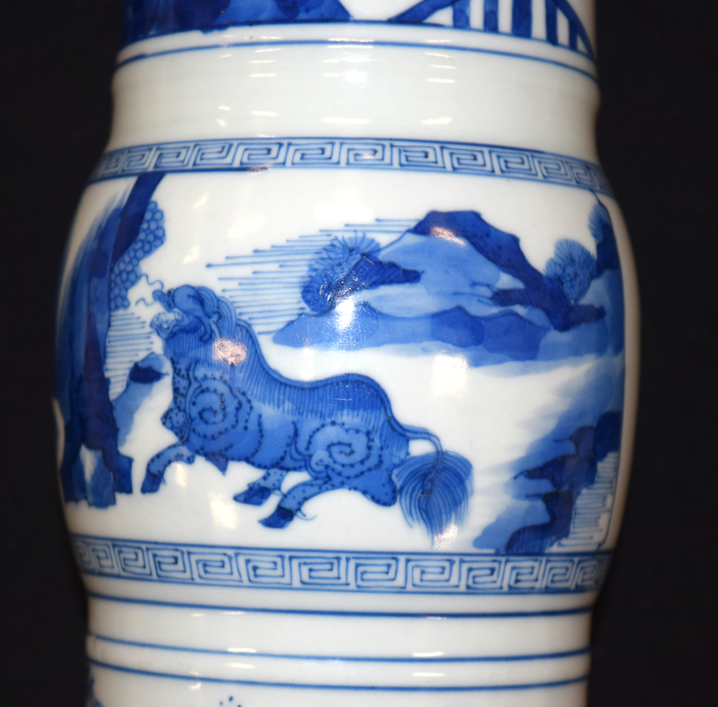 A CHINESE BLUE AND WHITE PORCELAIN GU FORM VASE 20th Century. 33 cm high. - Bild 6 aus 11