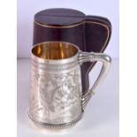 A FINE VICTORIAN AESTHETIC MOVEMENT SILVER MUG within original fitted case. 321 grams. 12.5 cm x 12.