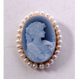 A 14CT GOLD CAMEO STONE PEARL BROOCH. 5.2 grams. 3 cm x 2.5 cm.