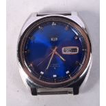 A SEIKO BLUE DIAL WATCH. 4 cm wide inc crown.