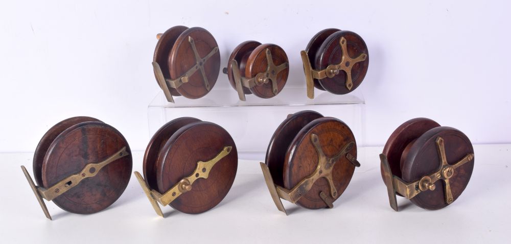 A collection of antique wooden and brass fishing reels largest 12 cm (7)