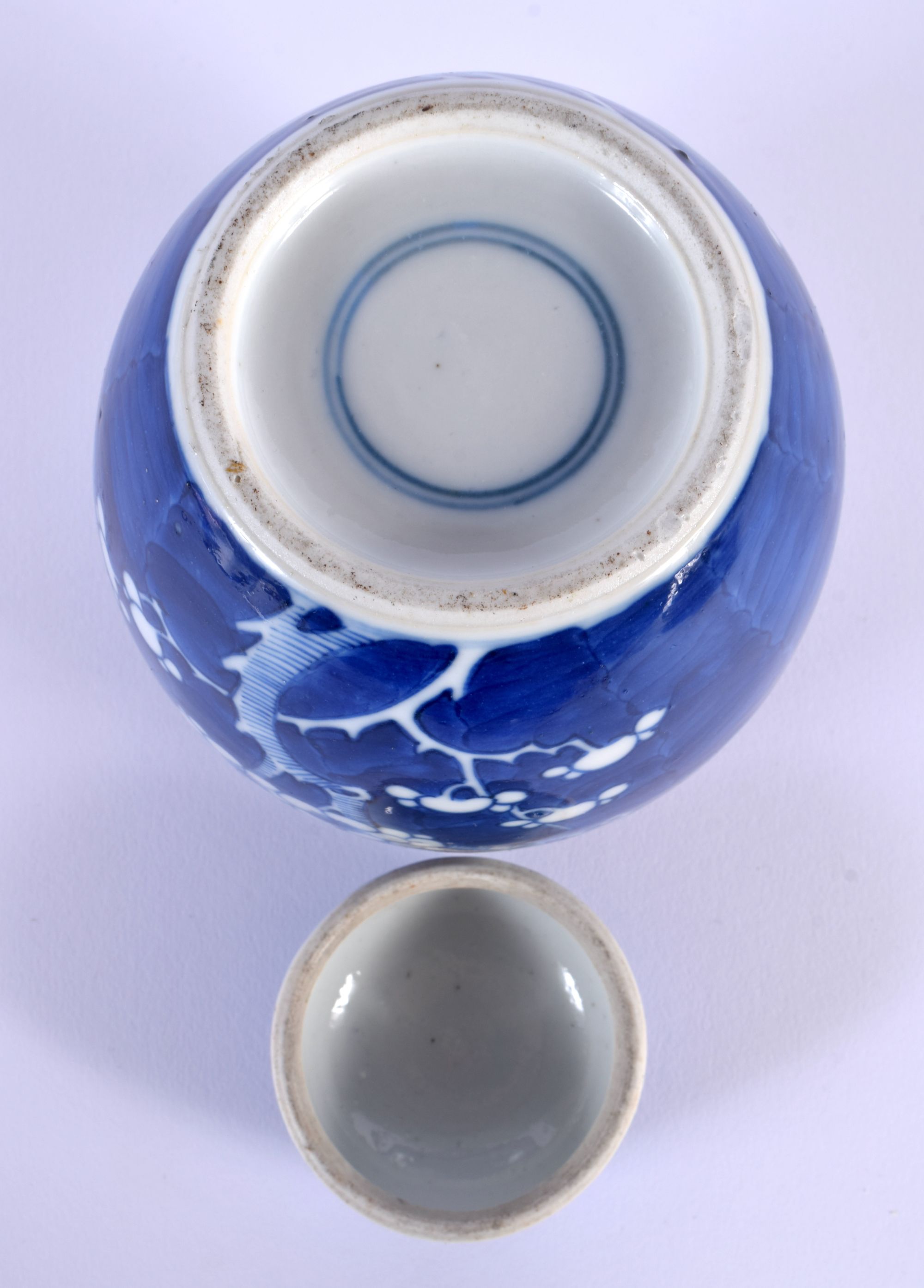 A 19TH CENTURY CHINESE BLUE AND WHITE PORCELAIN GINGER JAR AND COVER Qing. 16 cm x 10 cm. - Image 4 of 4