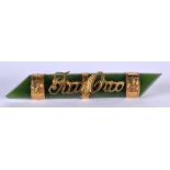 A GOLD MOUNTED NEPHRITE JADE BAR BROOCH. 8 grams. 6 cm wide.