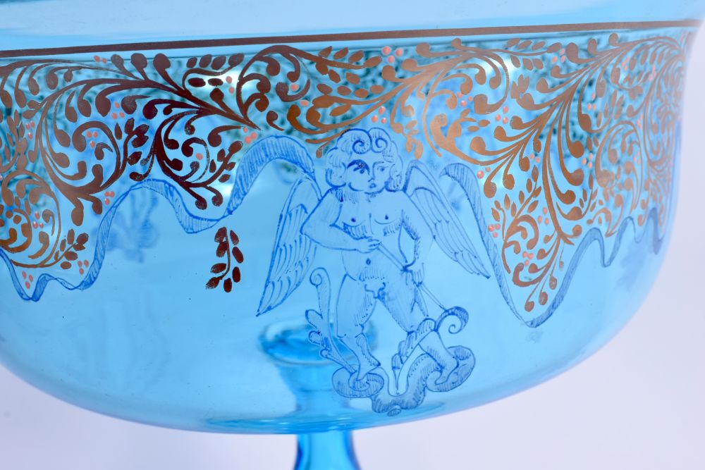 A LOVELY EARLY 20TH CENTURY EUROPEAN ICEY BLUE PEDESTAL COMPORT painted with figures in various purs - Image 3 of 5