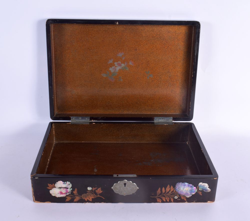 A LARGE EARLY 20TH CENTURY JAPANESE MEIJI PERIOD BLACK LACQUER BOX AND COVER decorated with birds an - Bild 2 aus 4