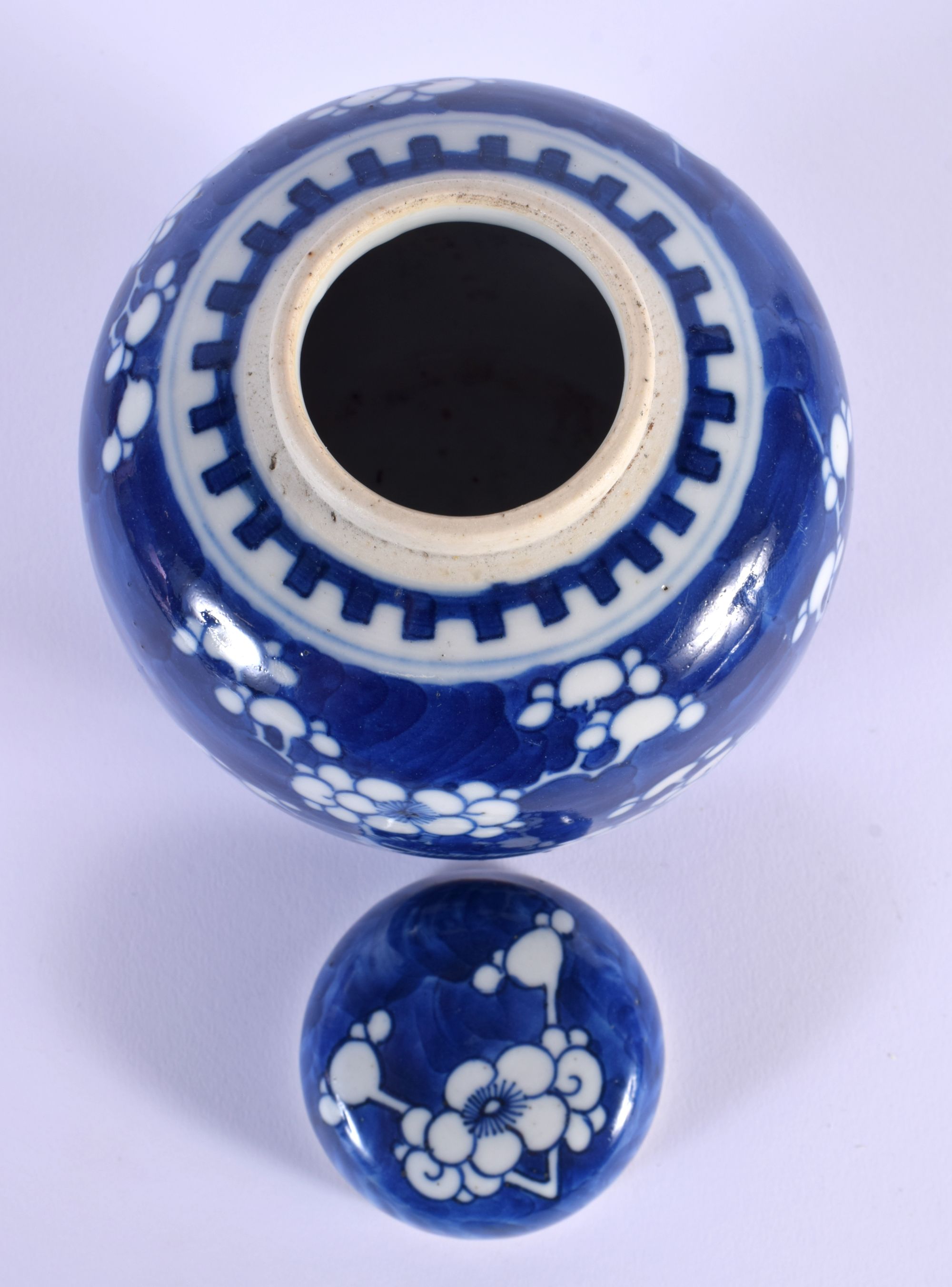 A 19TH CENTURY CHINESE BLUE AND WHITE PORCELAIN GINGER JAR AND COVER Qing. 16 cm x 10 cm. - Image 3 of 4