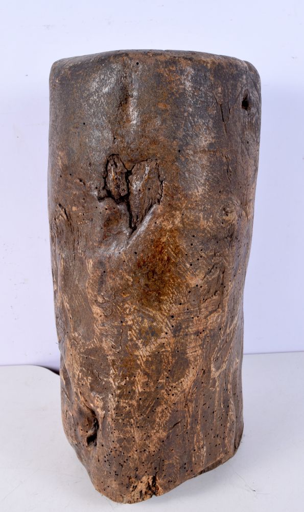 A large African tribal mortar together with a Kuba Queen Mwash mask 41 x 21 cm. - Bild 4 aus 5