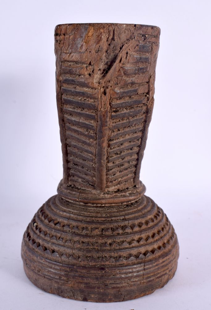 AN UNUSUAL TRIBAL INDIAN CARVED WOOD STAND decorated with star crossed motifs. 16 cm x 14 cm. - Image 2 of 4