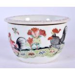 A CHINESE REPUBLICAN PERIOD FAMILLE ROSE BOX AND COVER painted fowl. 7 cm diameter.