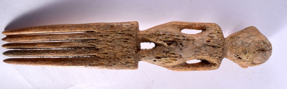 A RARE 19TH CENTURY AFRICAN CARVED BONE TRIBAL COMB formed with a standing figure.18 cm long. - Image 4 of 4