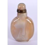 AN EARLY 20TH CENTURY CHINESE CARVED AGATE SNUFF BOTTLE AND STOPPER Late Qing/Republic. 7.25 cm x 4.