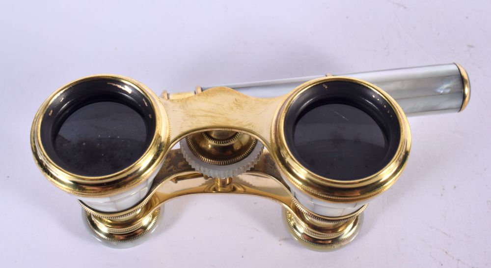 ANTIQUE FRENCH CHEVALIER MOTHER-OF-PEARL OPERA GLASSES. 4.4cm retracted, 5.4cm extended, handle 13 - Image 4 of 4