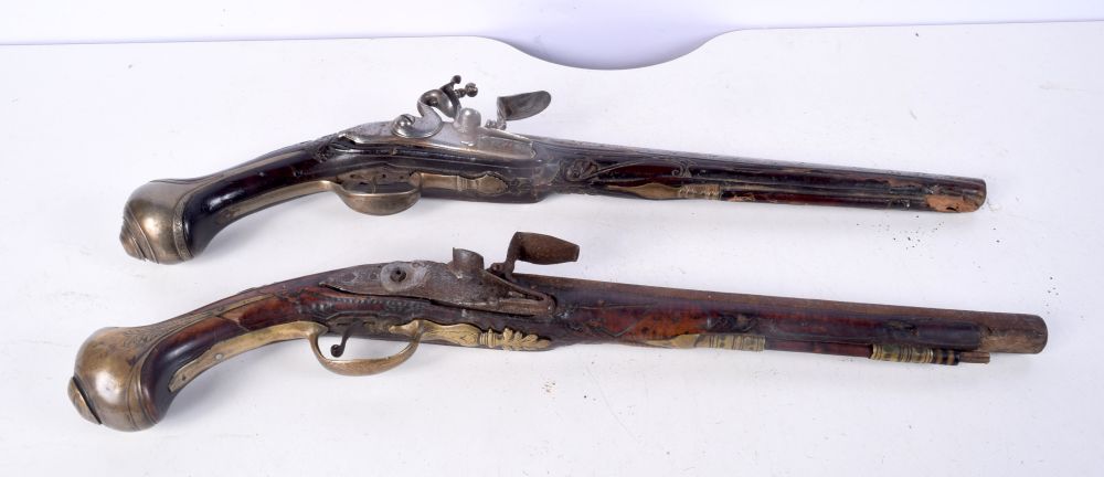 A pair of antique flintlock pistols 53 cm (2)