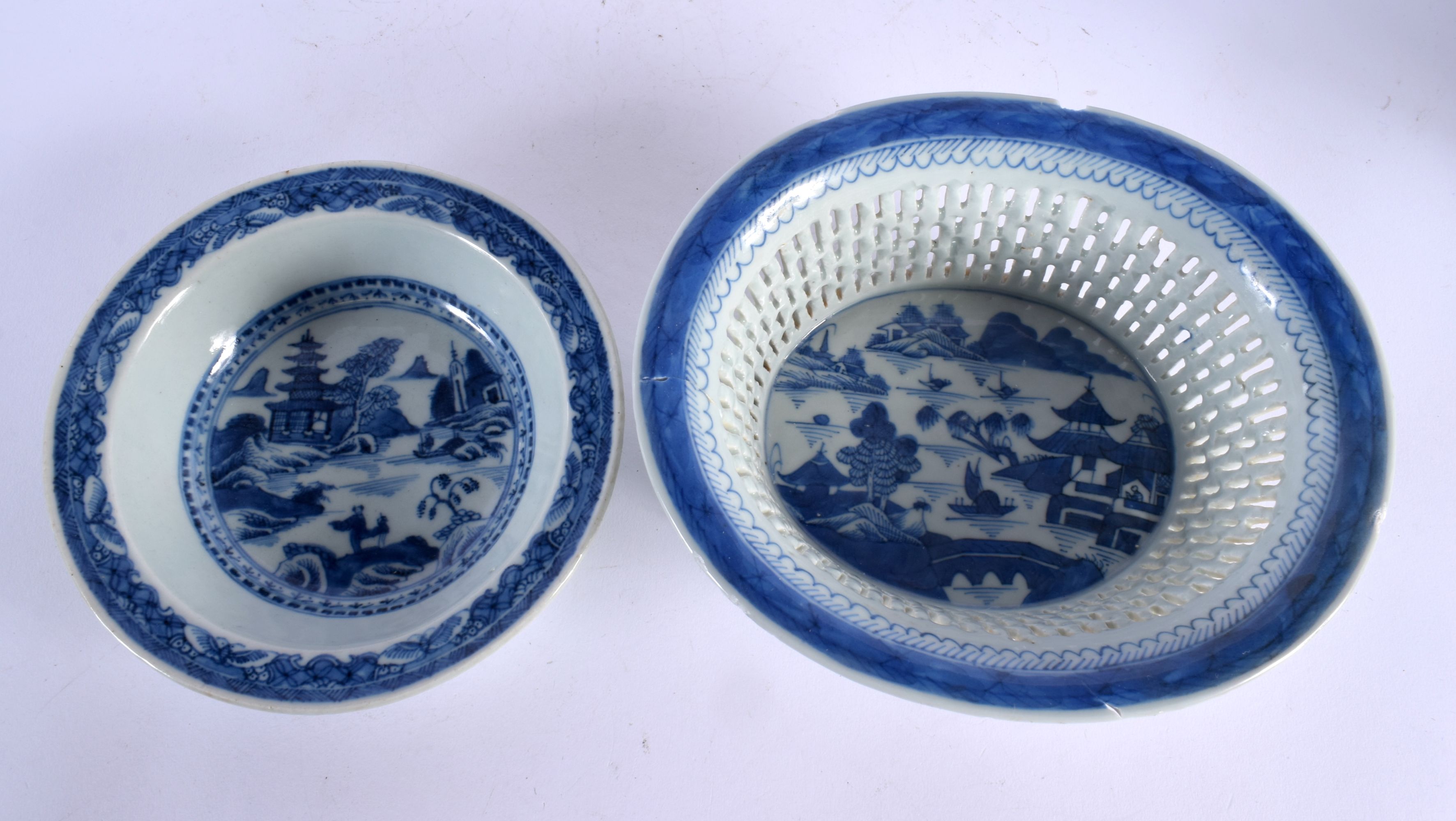 A LARGE 18TH CENTURY CHINESE EXPORT BLUE AND WHITE PORCELAIN DISH together with a basket & pudding b - Image 5 of 6