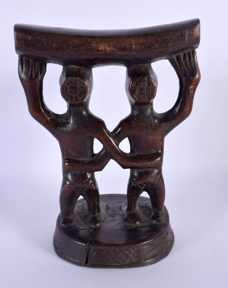 AN AFRICAN TRIBAL FIGURAL HEAD REST. 18 cm x 11 cm. - Image 2 of 4
