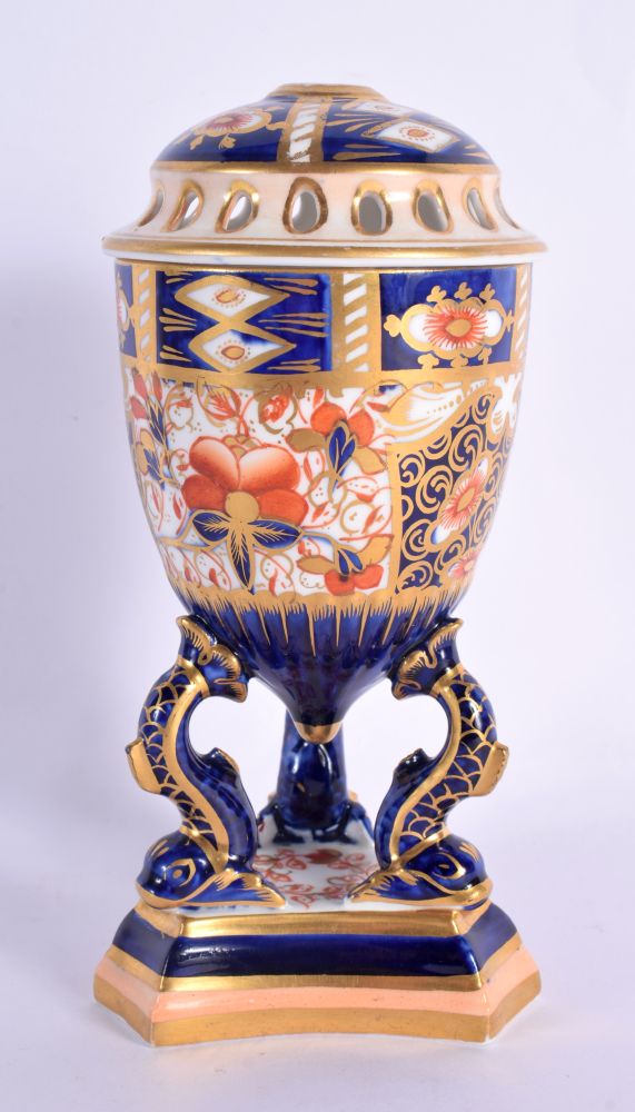 A DAVENPORT IMARI VASE AND COVER. 16 cm high. - Image 2 of 4