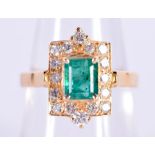 AN 18CT GOLD DIAMOND AND EMERALD RING. N. 4.4 grams.