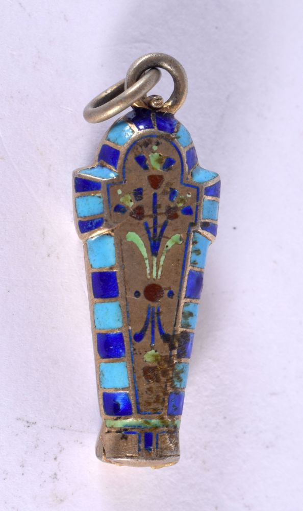 AN ART DECO EGYPTIAN REVIVAL ENAMELLED SARCOPHAGUS PENDANT. 3.5 cm x 1.25 cm. - Bild 2 aus 3