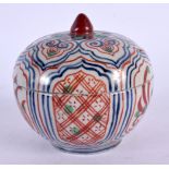A RARE 17TH/18TH CENTURY CHINESE WUCAI PORCELAIN BOX AND COVER Ming/Qing. 7.5 cm diameter.
