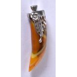A SILVER MOUNTED AGATE PENDANT. Stamped 925, 7.6cm x 2.2cm x 1.4cm