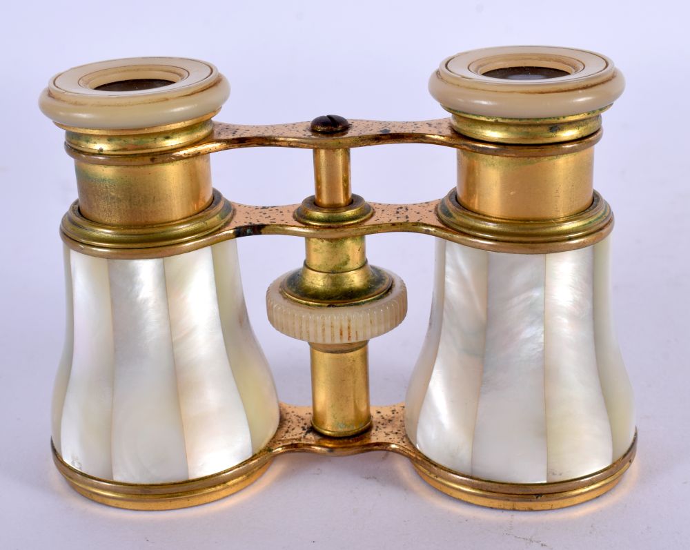ANTIQUE PAIR OF MOTHER-OF-PEARL OPERA GLASSES. 6cm retracted, 8cm extended - Image 2 of 4