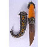 A VINTAGE MIDDLE EASTERN AMBER TYPE HANDLED DAGGER. 40 cm long.