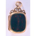A VICTORIAN 15CT GOLD AND AGATE FOB SEAL. 7 grams. 3.25 cm x 1.75 cm.