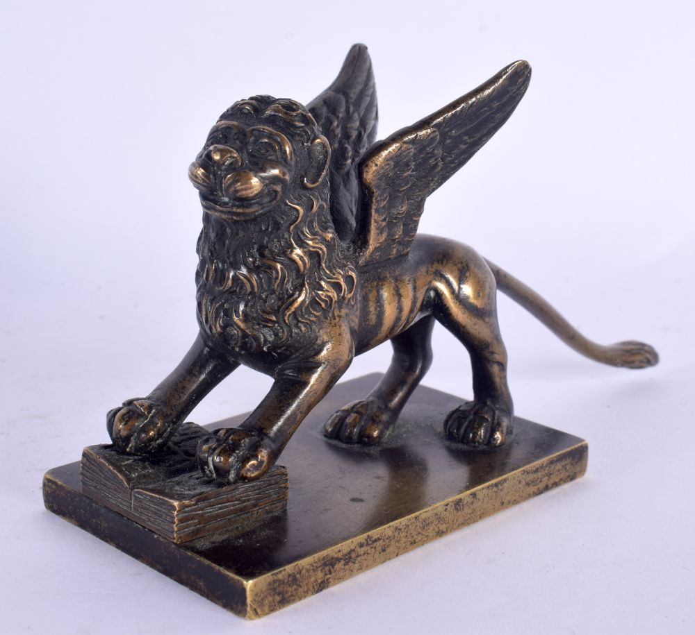 A 19TH CENTURY EUROPEAN GRAND TOUR FIGURE OF A WINGED LION modelled upon a rectangular base. 13 cm x - Image 2 of 4
