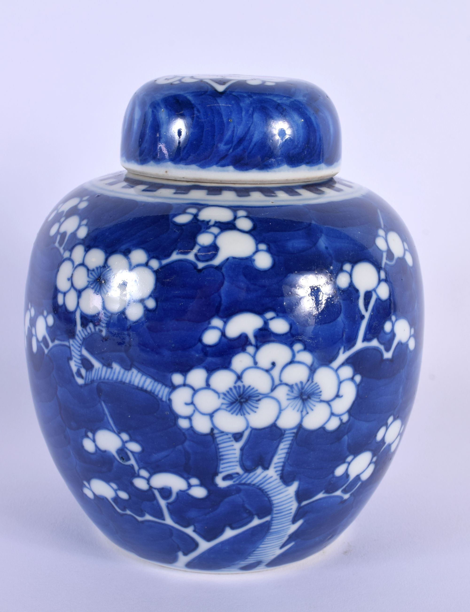A 19TH CENTURY CHINESE BLUE AND WHITE PORCELAIN GINGER JAR AND COVER Qing. 16 cm x 10 cm.