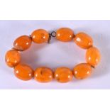 AN AMBER TYPE BEAD BRACELET. 22cm long. Largest bead 15.7mm, weight 32g