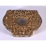 A HEAVILY DECORATED SILVER GILT PILL BOX. 1.8cm x 3.6cm x 5.4cm, weight 28.9g