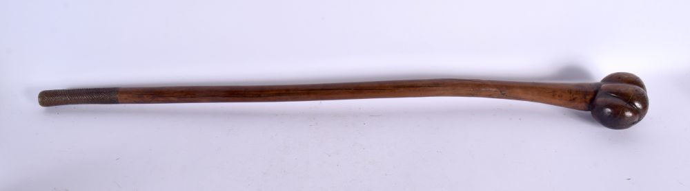 A 19TH CENTURY FIJIAN TRIBAL CARVED WOOD CLUB with gnarled terminal. 78 cm long. - Image 6 of 6