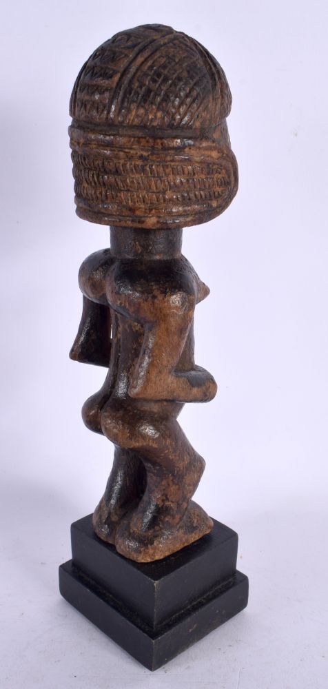 AN AFRICAN TRIBAL CARVED WOOD FIGURE. 28 cm high. - Image 3 of 3