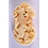 A CARVED BONE MAGNIFYING GLASS WITH A CARVED RAMPANT LION HANDLE. 10.2cm x 3.2cm extended