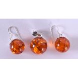 A PAIR OF SILVER AND AMBER EARRINGS with pendant. 8.5 grams. 2.75 cm high.