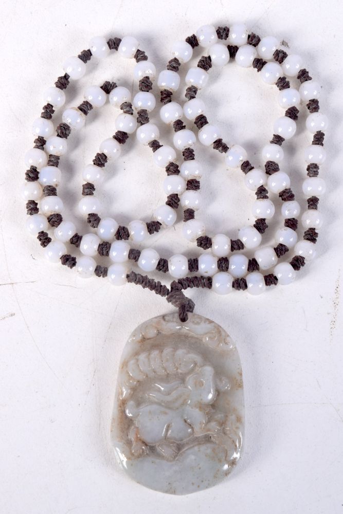 A CHINESE AGATE NECKLACE 20th Century. 60 cm long.