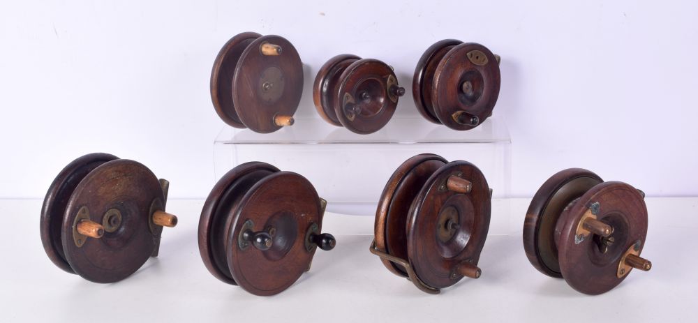 A collection of antique wooden and brass fishing reels largest 12 cm (7) - Image 2 of 2