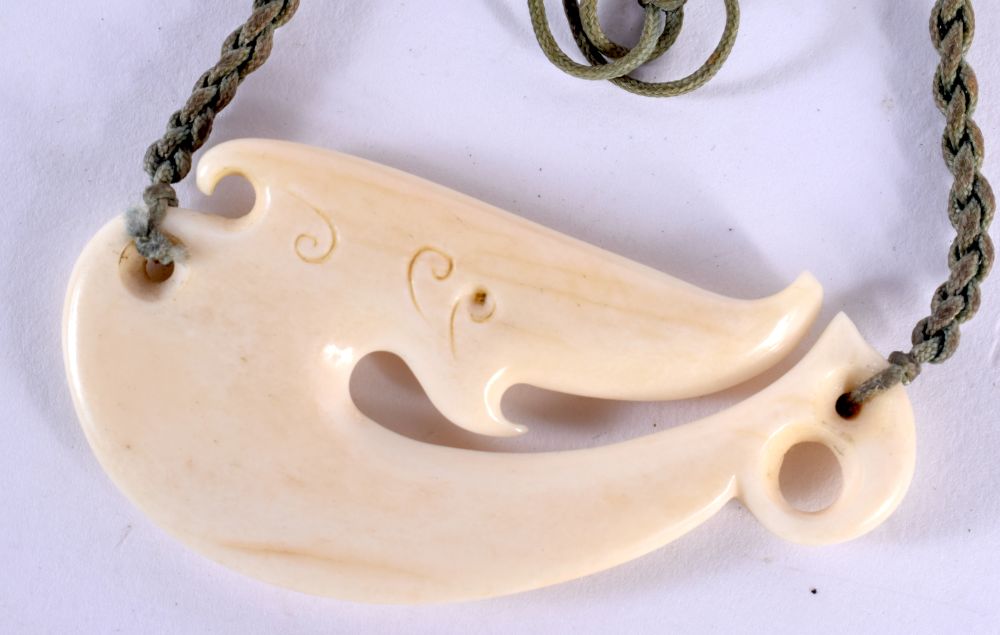 A MAORI STYLE CARVED BONE TRIBAL FISH HOOK TYPE NECKLACE. Pendant 5.5 cm x 3.5 cm. - Image 3 of 4