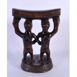 AN AFRICAN TRIBAL FIGURAL HEAD REST. 18 cm x 11 cm.