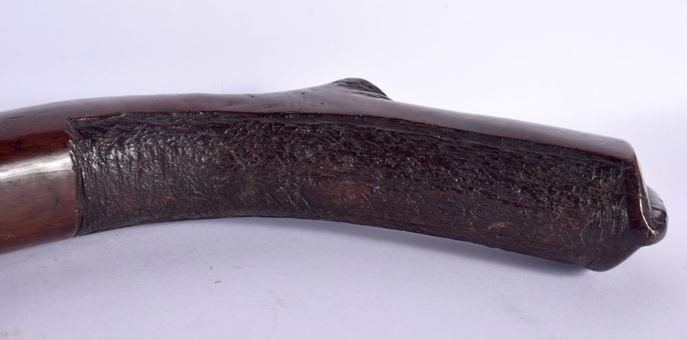 A 19TH CENTURY POLYNESIAN TRIBAL CARVED WOOD FIGHTING CLUB. 81 cm long. - Image 4 of 6