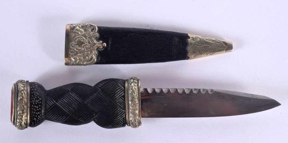 A VINTAGE SCOTTISH DIRK DAGGER. 21.5 cm x 3.5 cm.