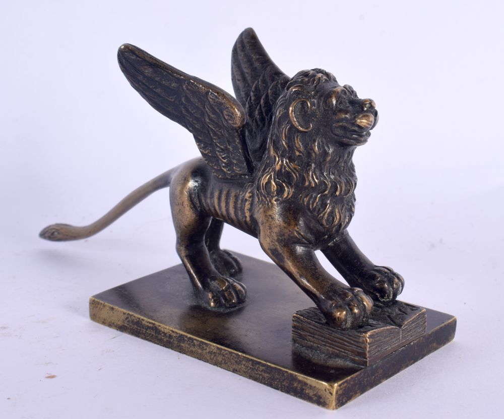 A 19TH CENTURY EUROPEAN GRAND TOUR FIGURE OF A WINGED LION modelled upon a rectangular base. 13 cm x