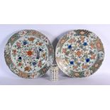 A LARGE PAIR OF 17TH CENTURY CHINESE FAMILLE VERTE BARBED CHARGERS Kangxi, painted with flowers and