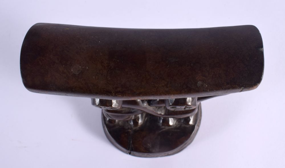 AN AFRICAN TRIBAL FIGURAL HEAD REST. 18 cm x 11 cm. - Image 3 of 4